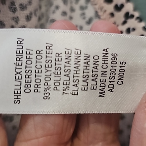 Adrianna  Papell, NWT women's blouse.  Size medium.  Cream with black geometric. - Picture 11 of 12